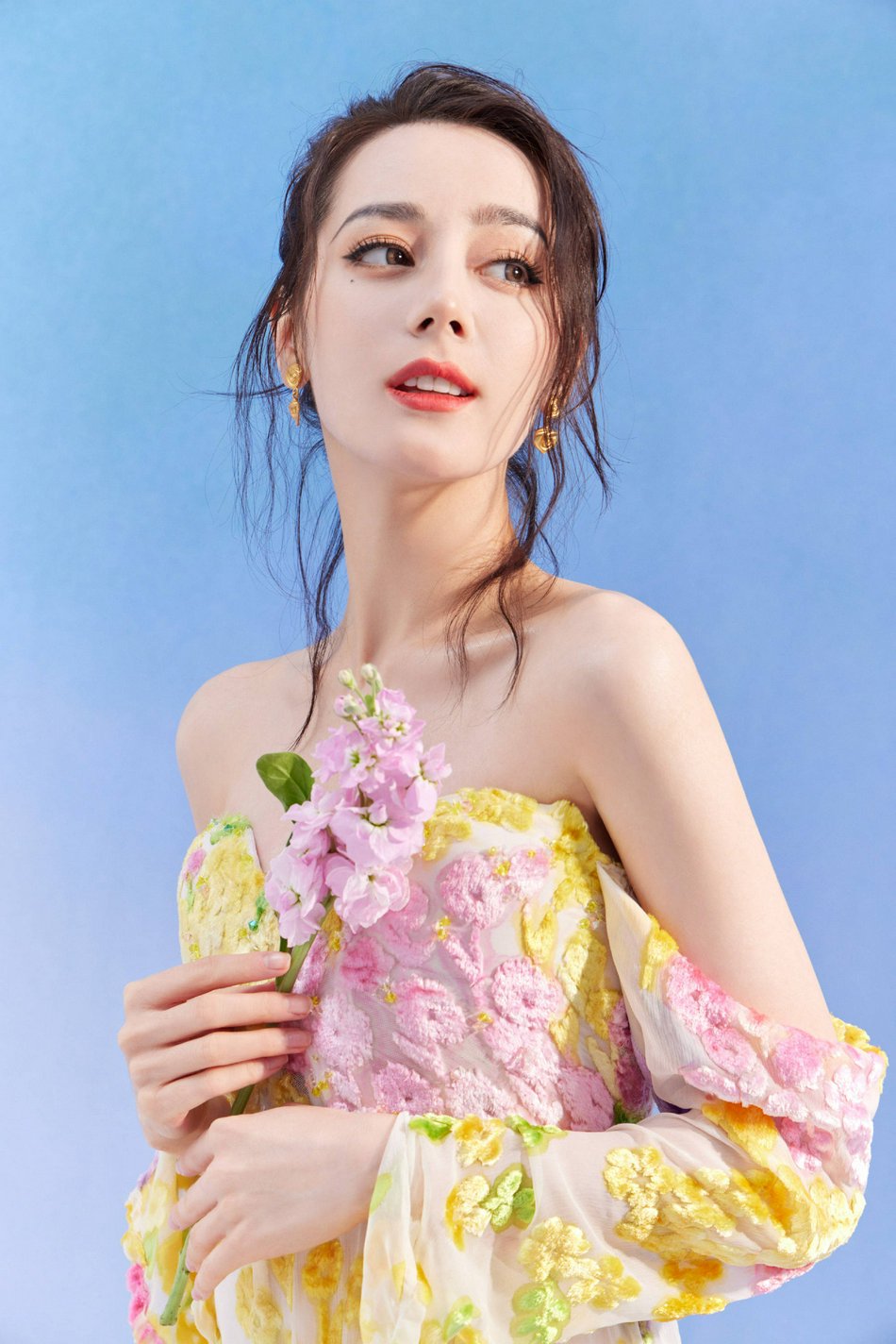 迪丽热巴抹胸碎花曳地长裙写真