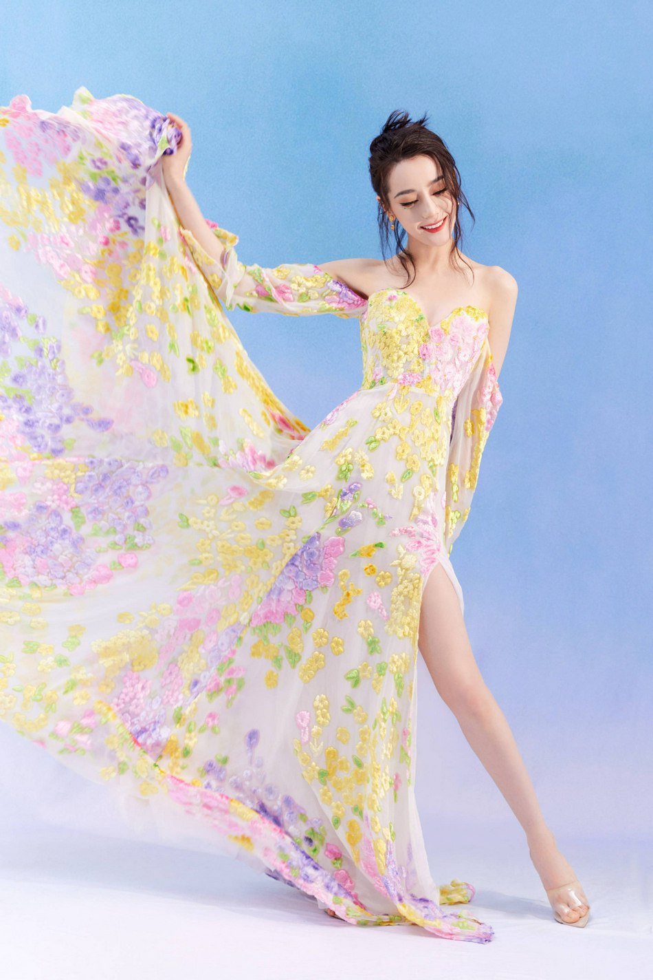 迪丽热巴抹胸碎花曳地长裙写真
