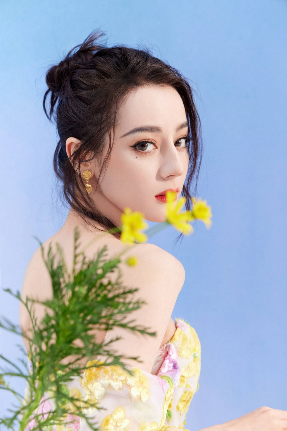 迪丽热巴抹胸碎花曳地长裙写真