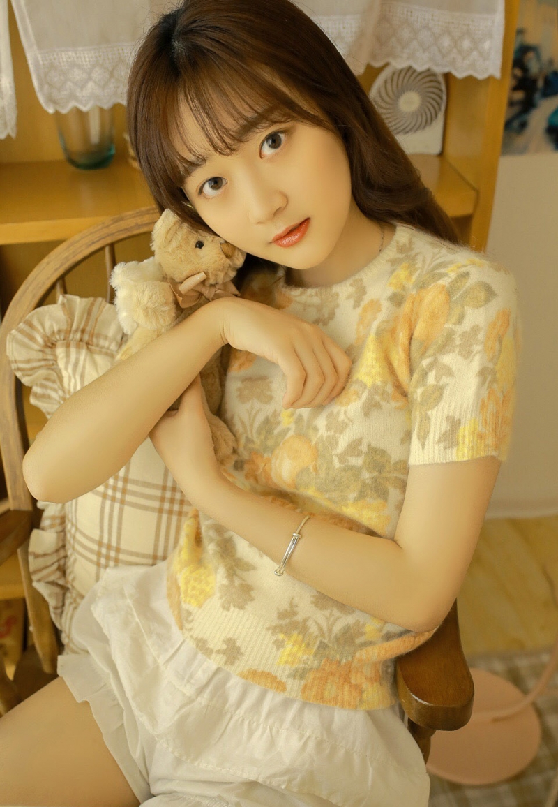 齐刘海小女生白丝美腿私房写真