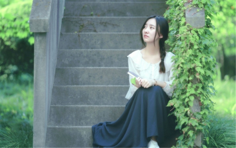 文艺范美女韩式麻花辫街拍写真