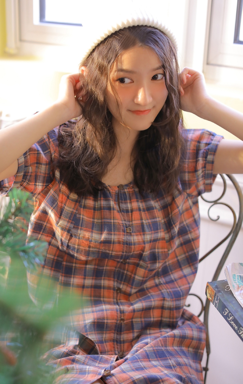 格子短裙美女萝莉白丝美腿写真