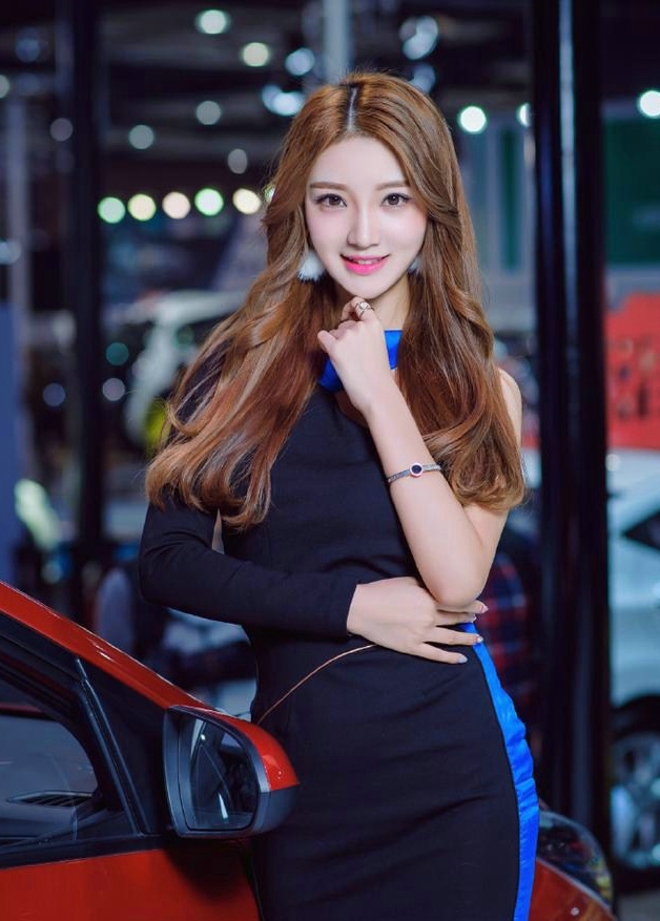 金发美女车模超短裙大长腿私拍