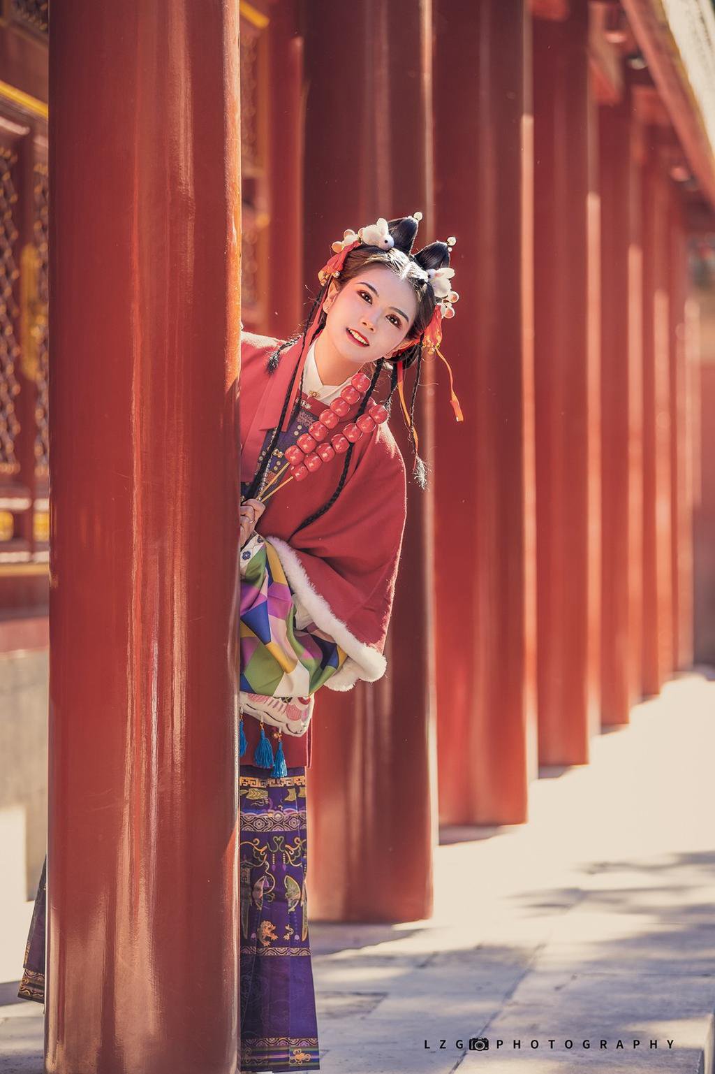 故宫里的汉服美女娇小玲珑图片