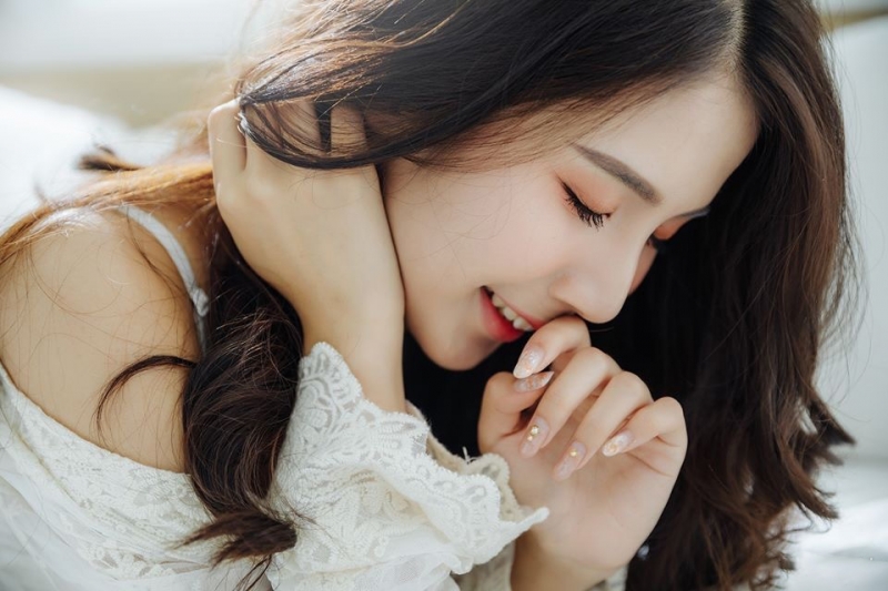 床上美女香肩美腿极品销魂热图