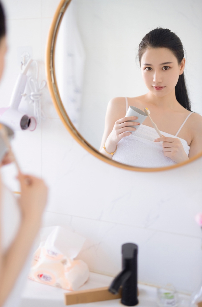 浴巾美女小露香肩性感撩人美图