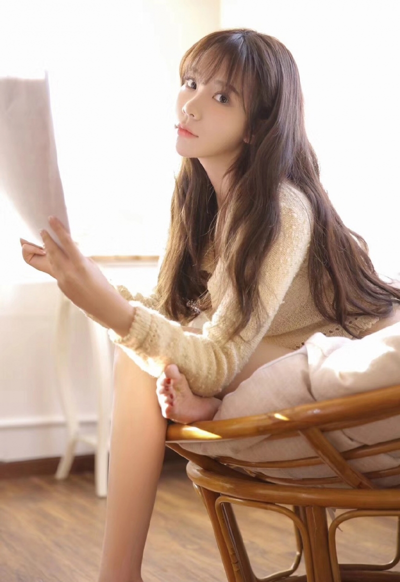 秀人网大波美女丰满凹凸白皙长腿迷人照