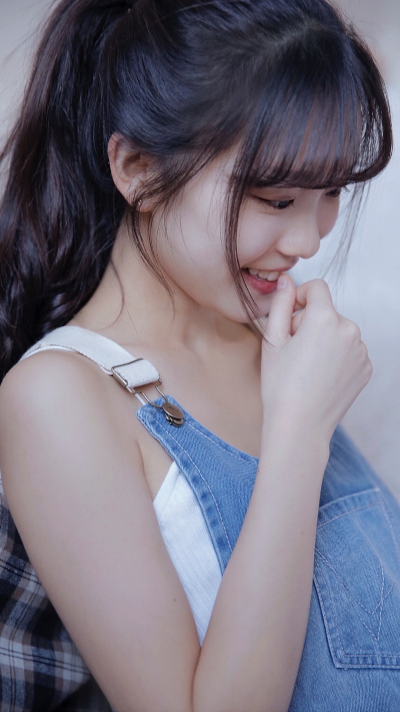 背带裤小姐姐甜美笑容私房写真