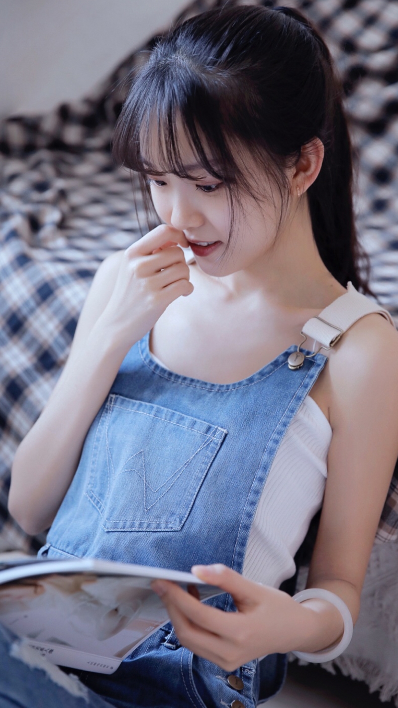 背带裤小姐姐甜美笑容私房写真