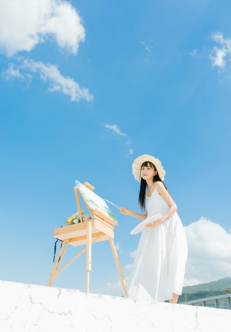 长发美女吊带白裙清新脱俗图片