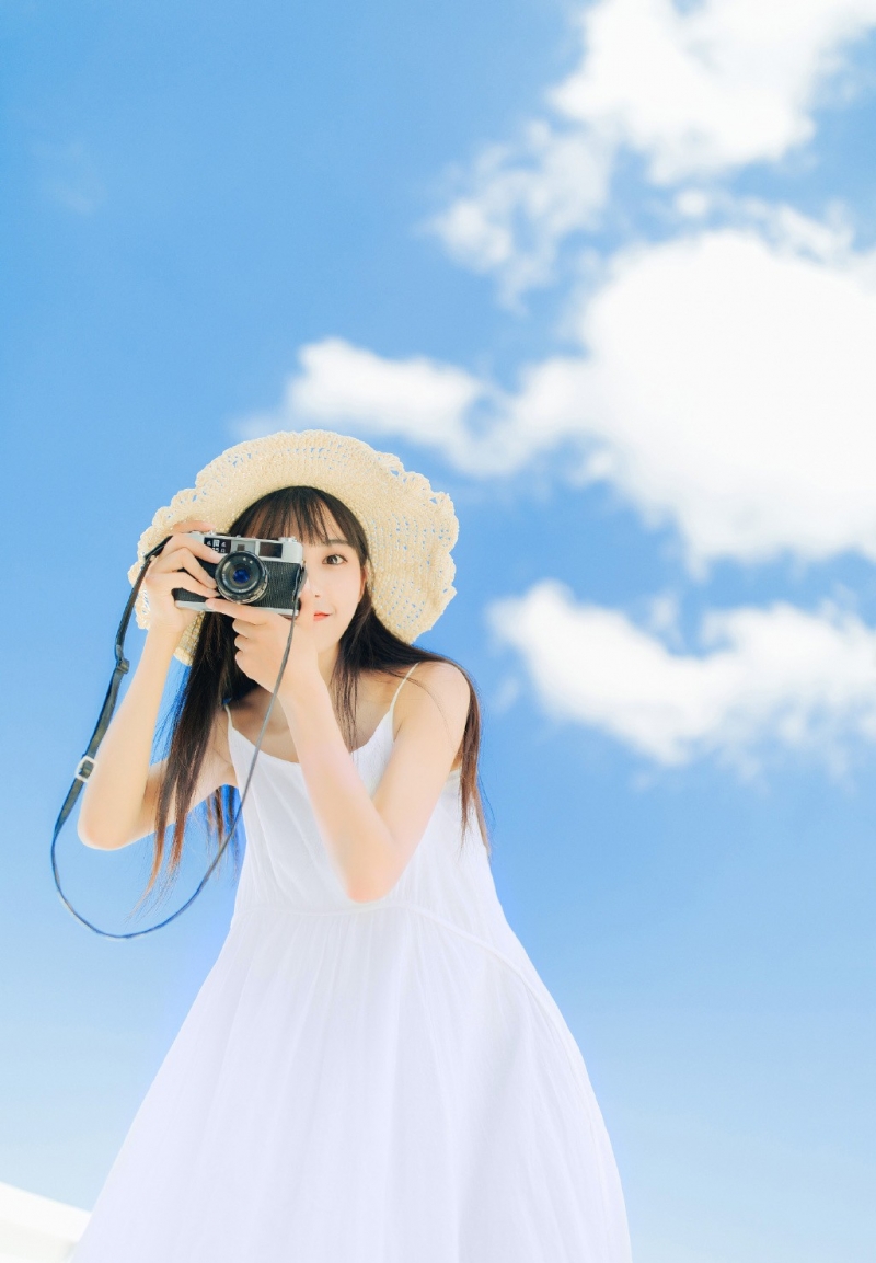长发美女吊带白裙清新脱俗图片