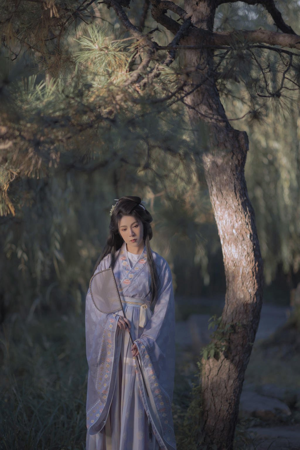 长发及腰古装美女秀色可餐图片