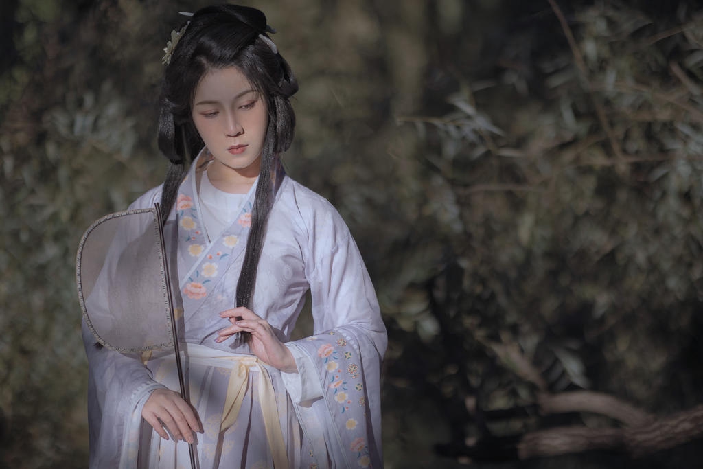 长发及腰古装美女秀色可餐图片