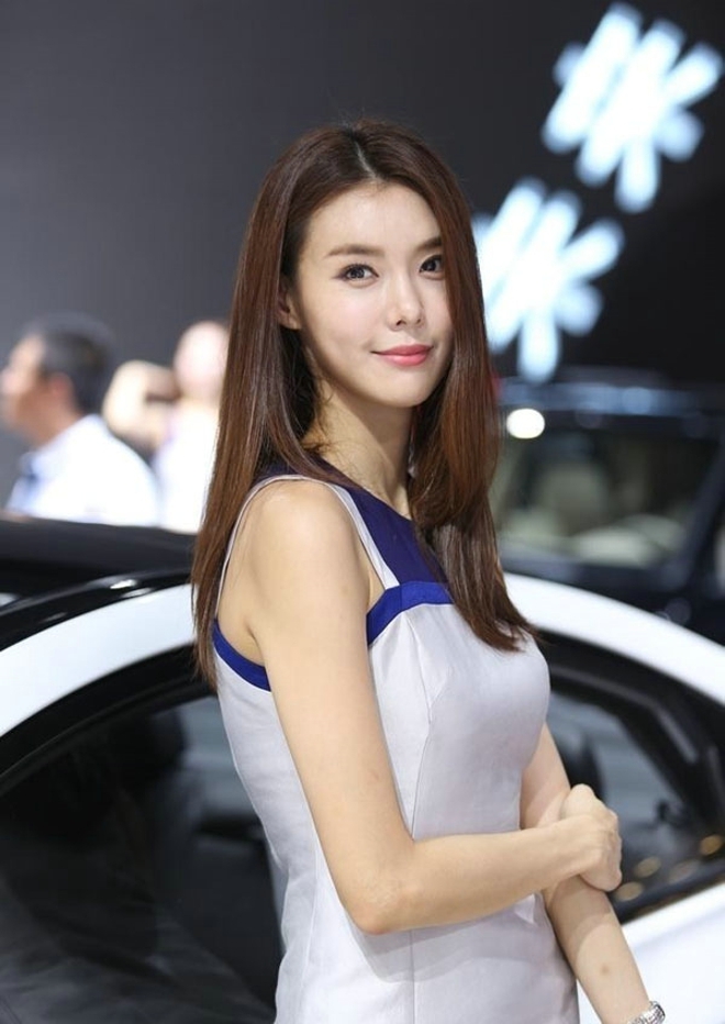 美女车模红唇雪肤性感迷人套图