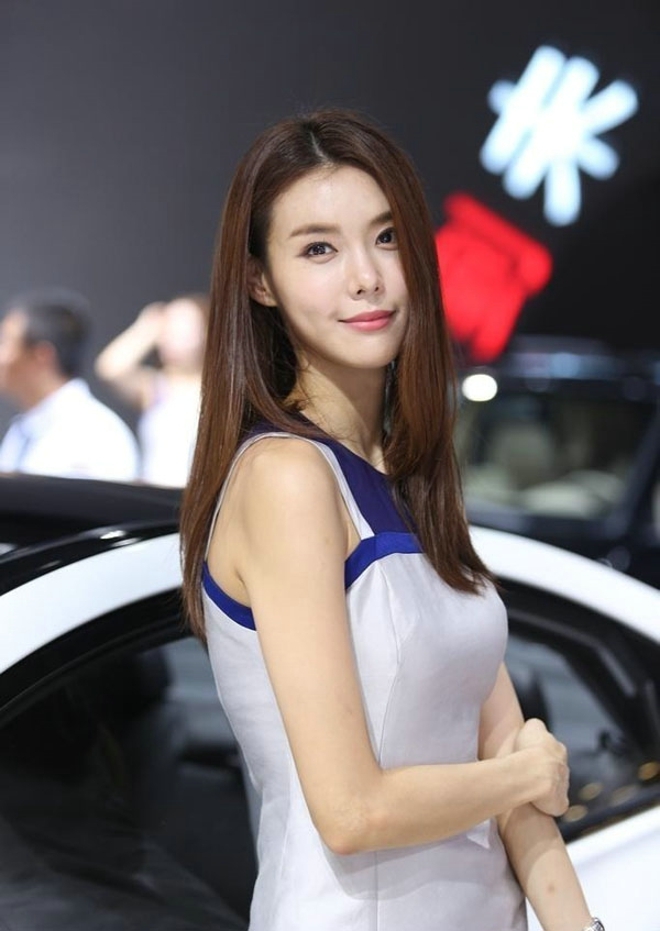 美女车模红唇雪肤性感迷人套图