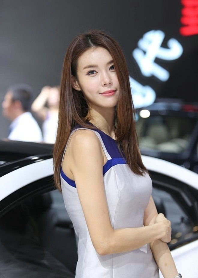 美女车模红唇雪肤性感迷人套图