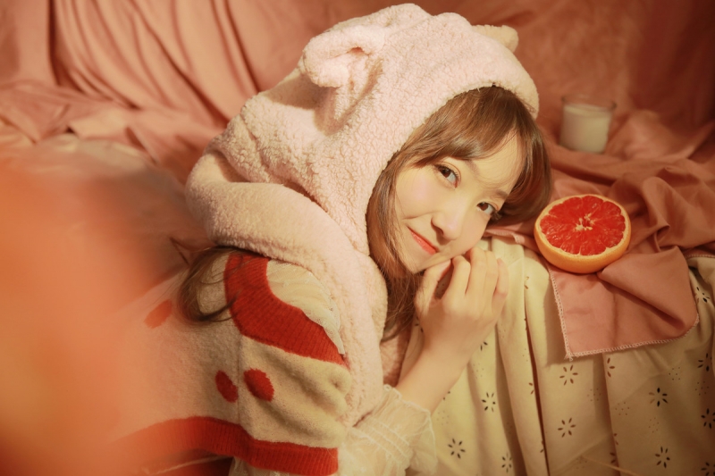 阳光下的金发少女俏皮可爱写真