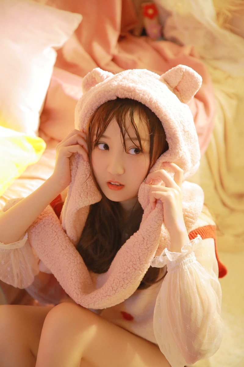 阳光下的金发少女俏皮可爱写真
