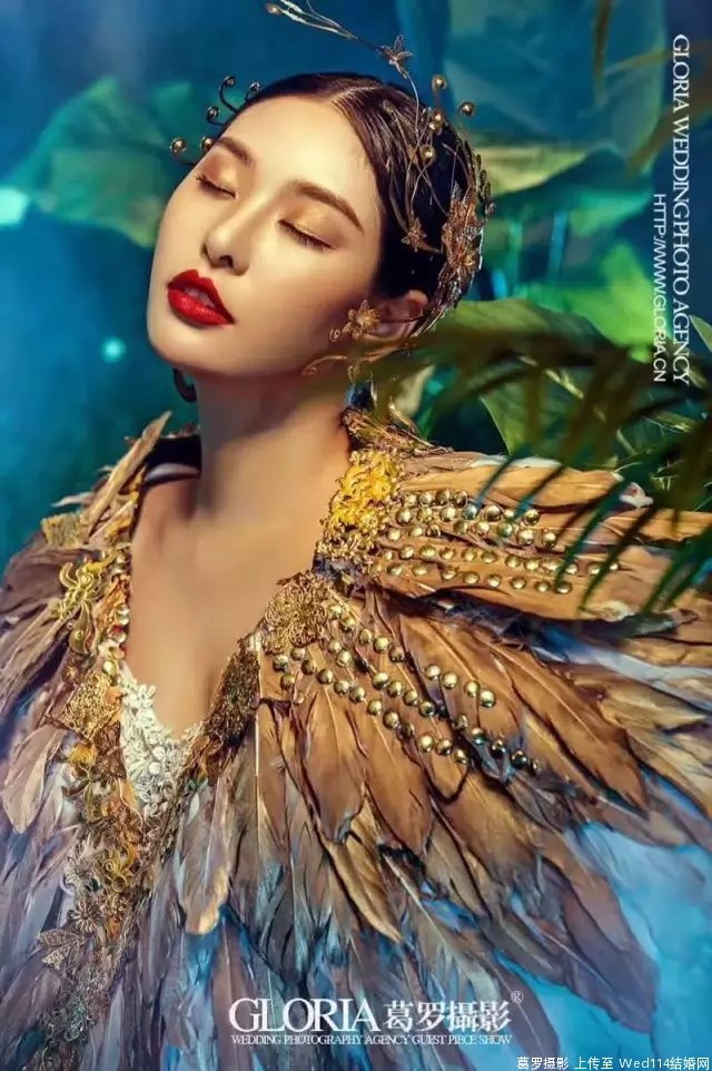 红唇美女前凸后翘迷人曲线美图