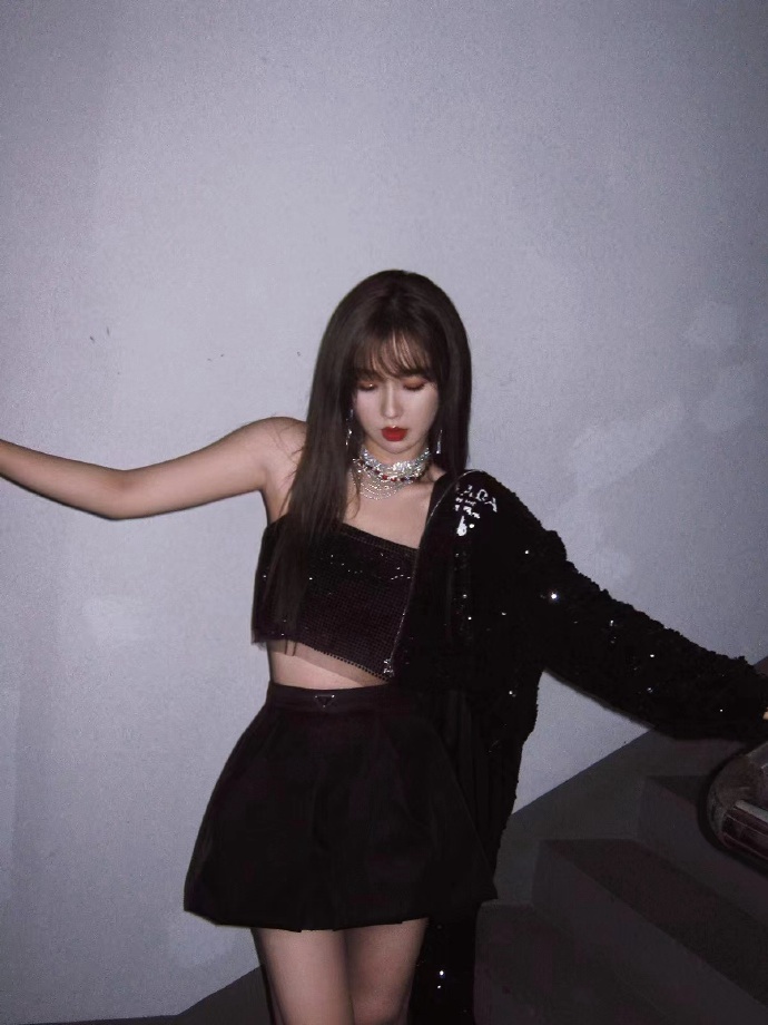 虞书欣全黑造型酷飒十足写真美照