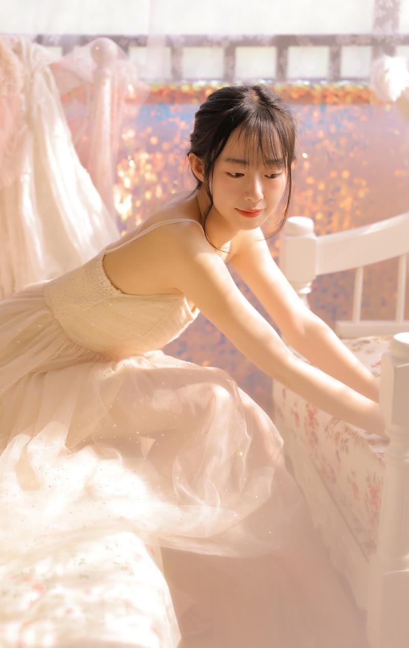 清纯美女抹胸纱裙朦胧梦幻写真