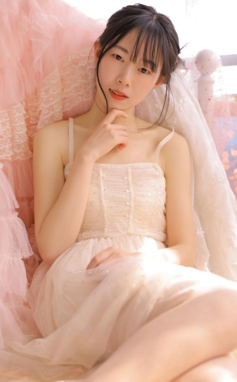 清纯美女抹胸纱裙朦胧梦幻写真