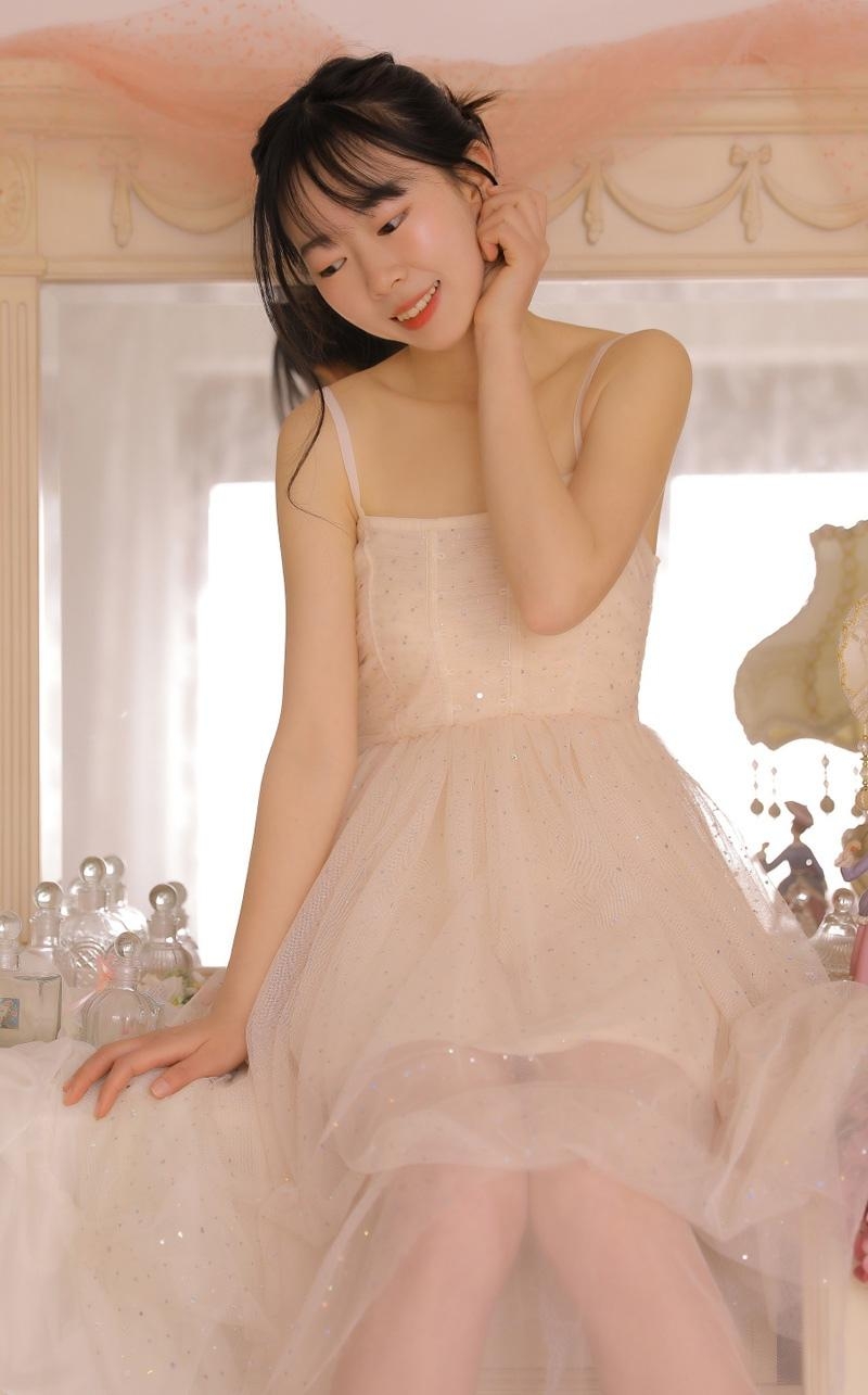 清纯美女抹胸纱裙朦胧梦幻写真