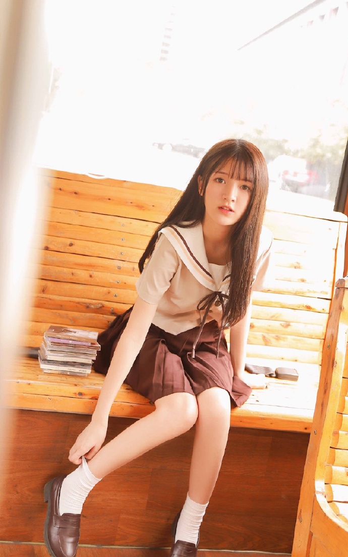 美女校花制服短裙白皙美腿写真