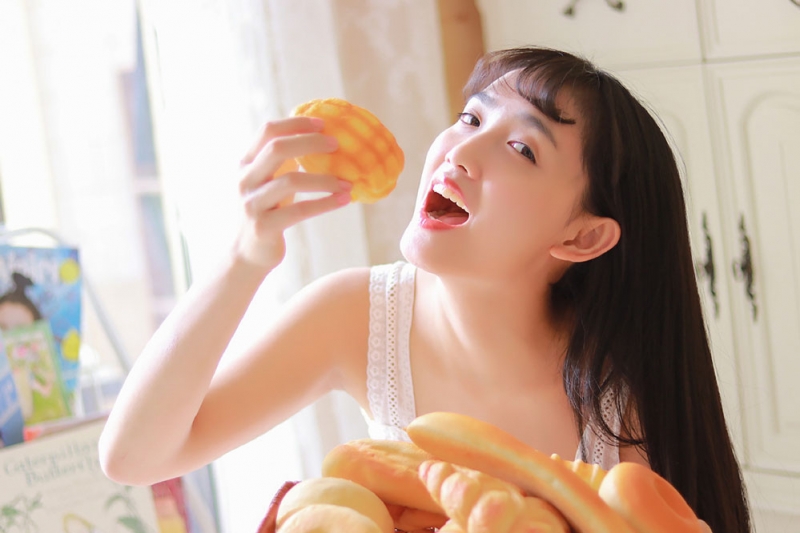 黑长直发美女萝莉白丝美腿图片