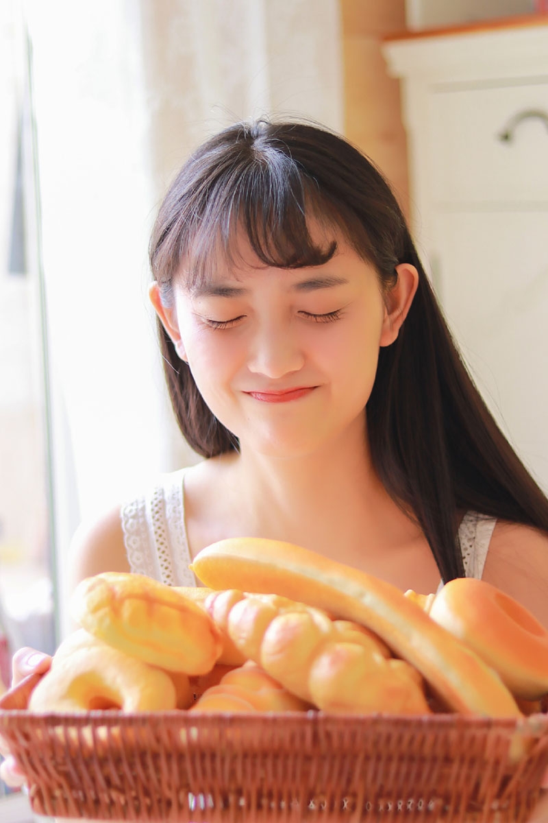 黑长直发美女萝莉白丝美腿图片