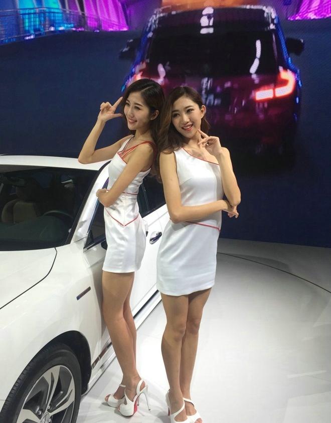 美女姐妹花变身靓丽车模写真照