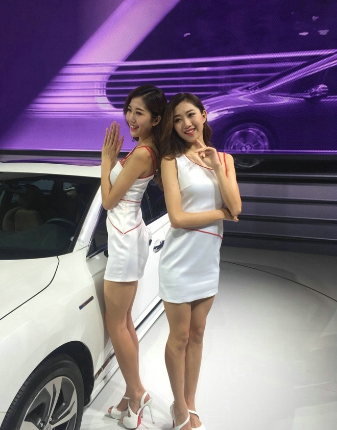 美女姐妹花变身靓丽车模写真照