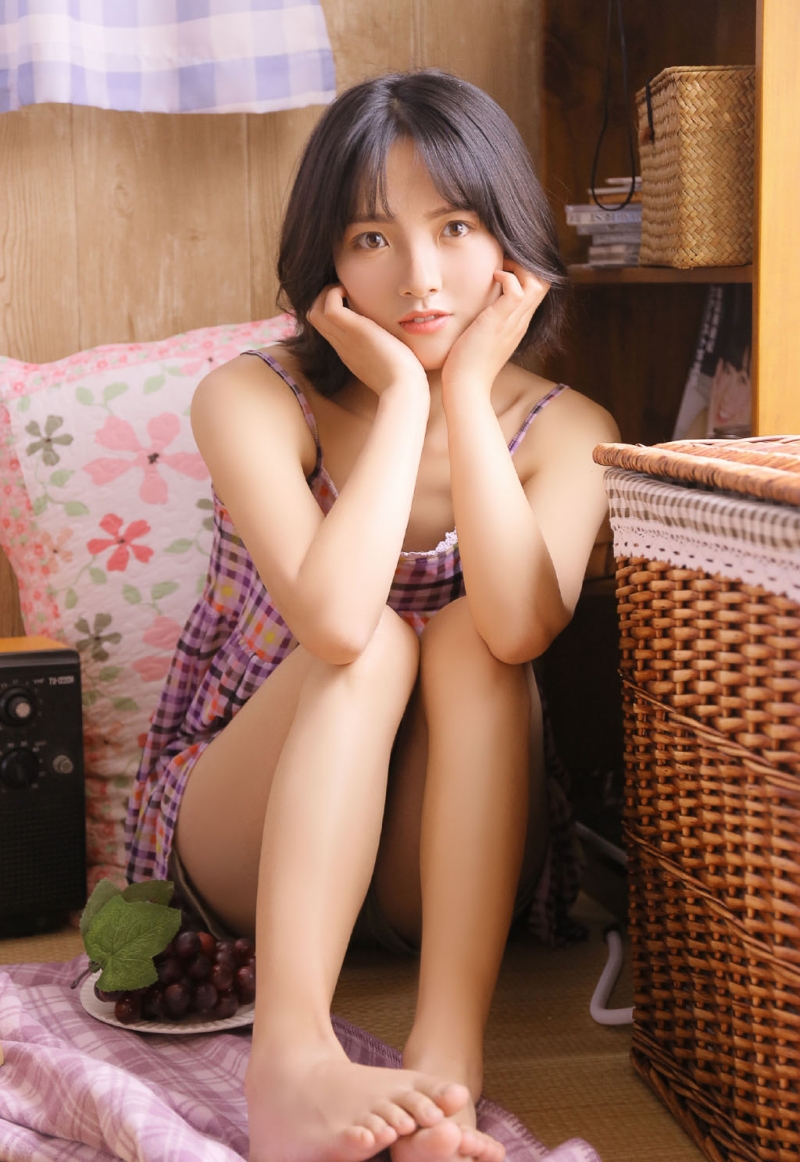 短发美眉嘟嘴卖萌俏皮可爱写真