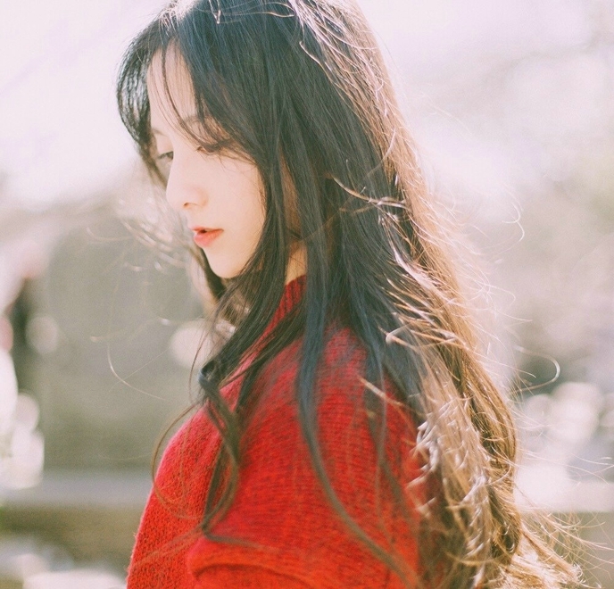阳光下的长发美女美丽动人图片