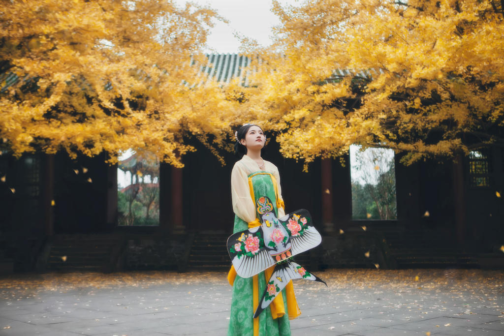 放风筝的汉服少女秋意正浓写真