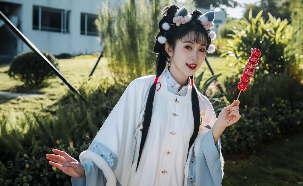 爱吃糖葫芦的汉服少女户外写真