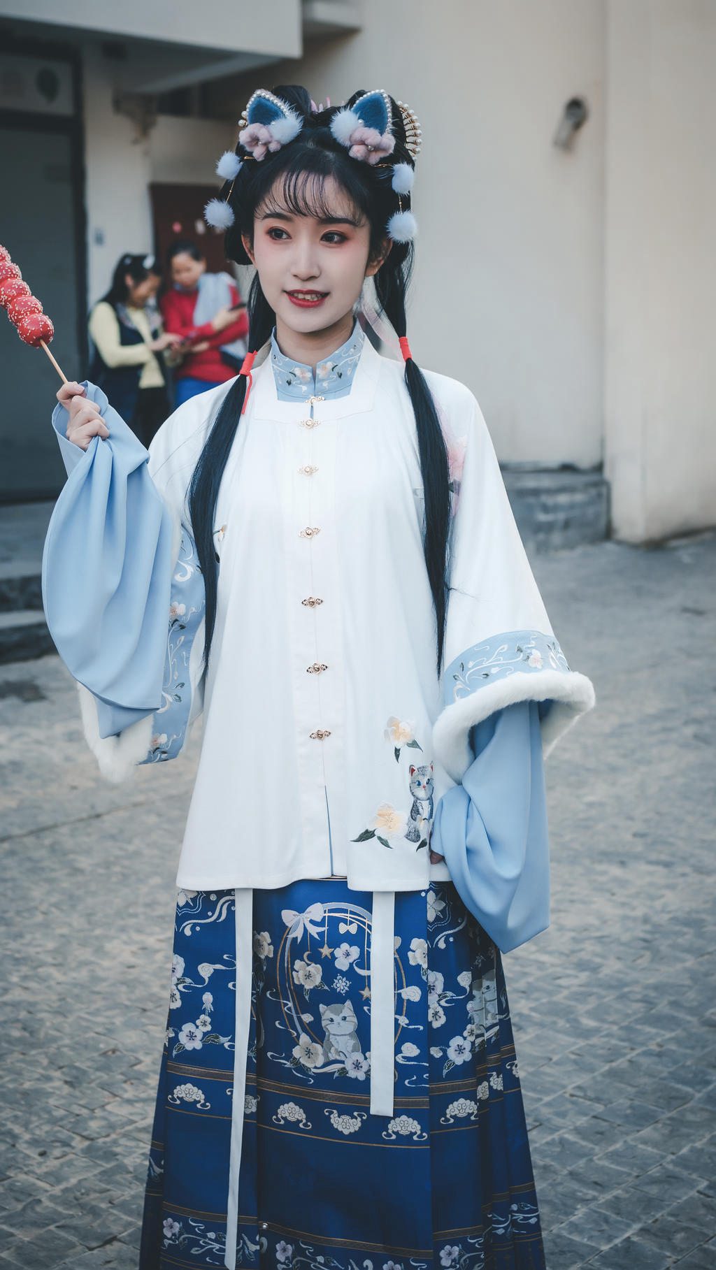 爱吃糖葫芦的汉服少女户外写真