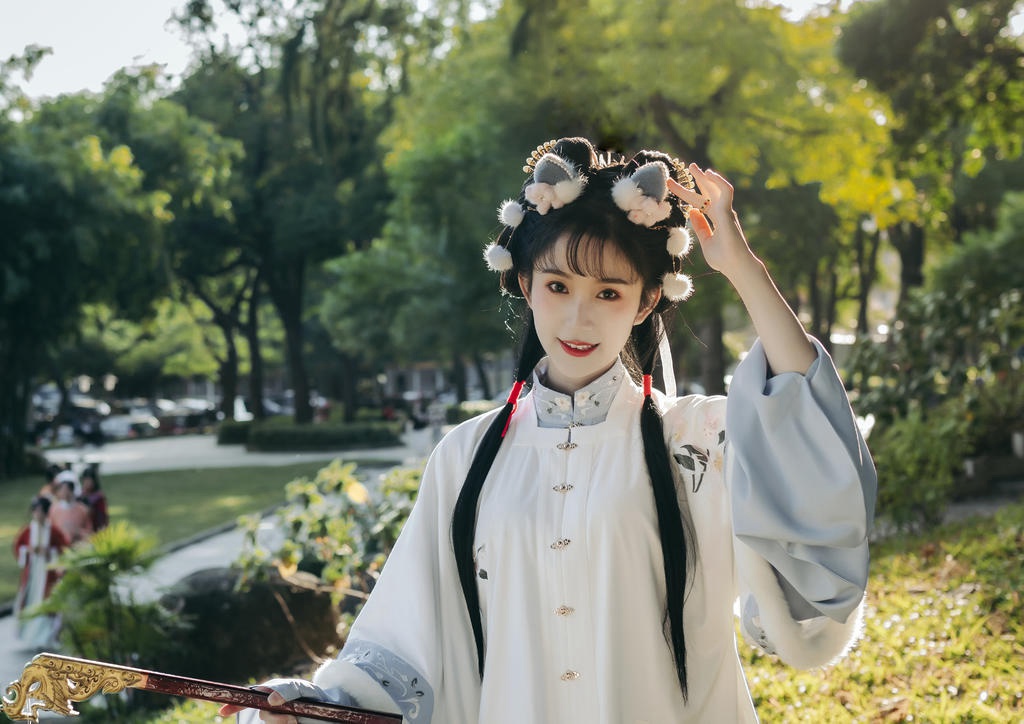 爱吃糖葫芦的汉服少女户外写真