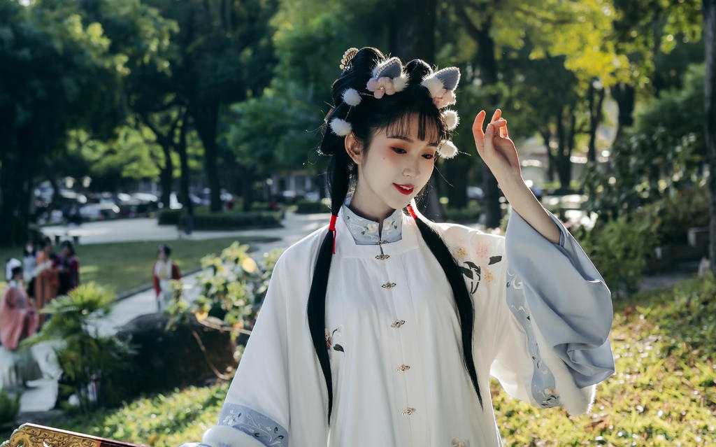 爱吃糖葫芦的汉服少女户外写真