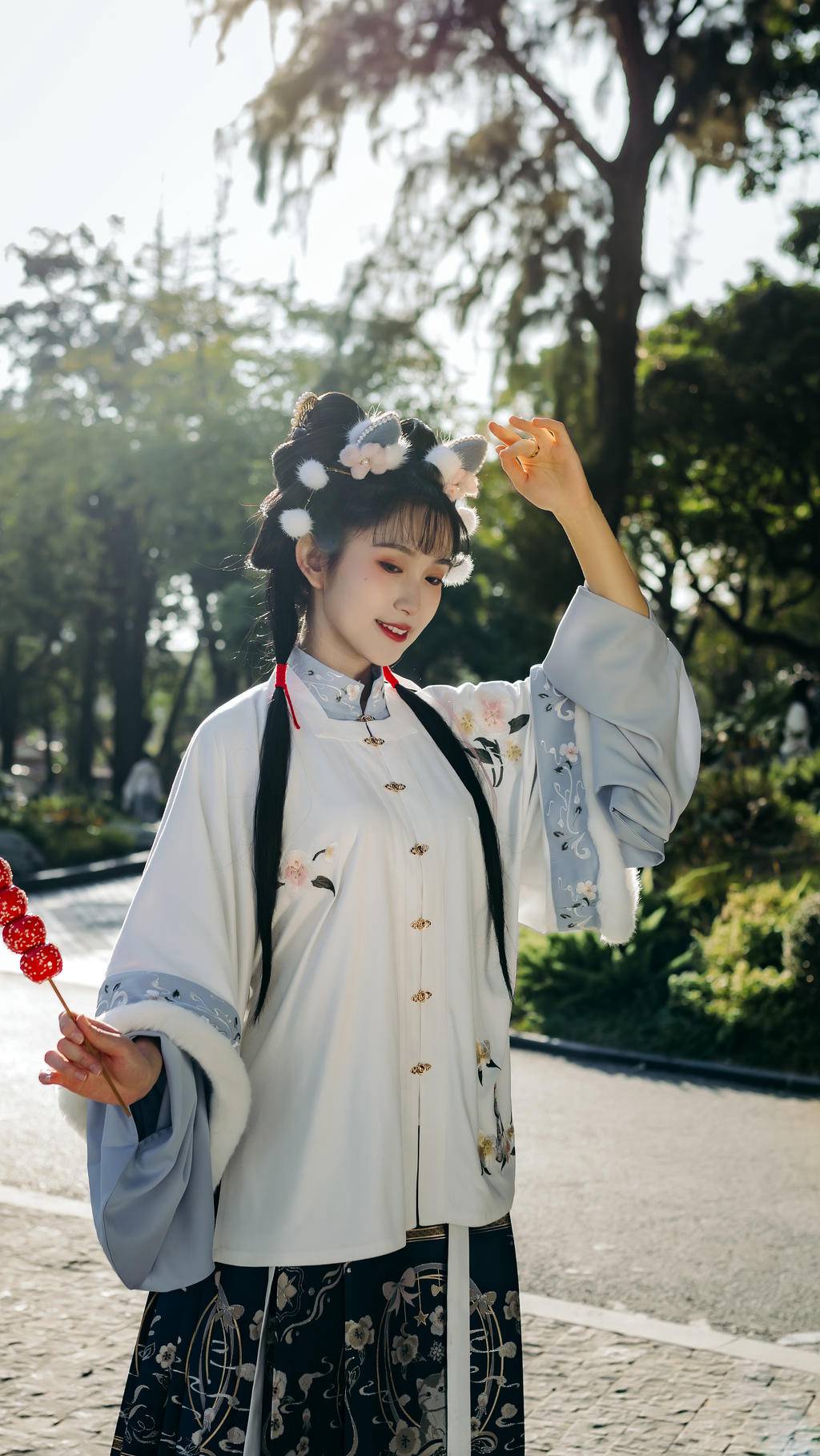 爱吃糖葫芦的汉服少女户外写真