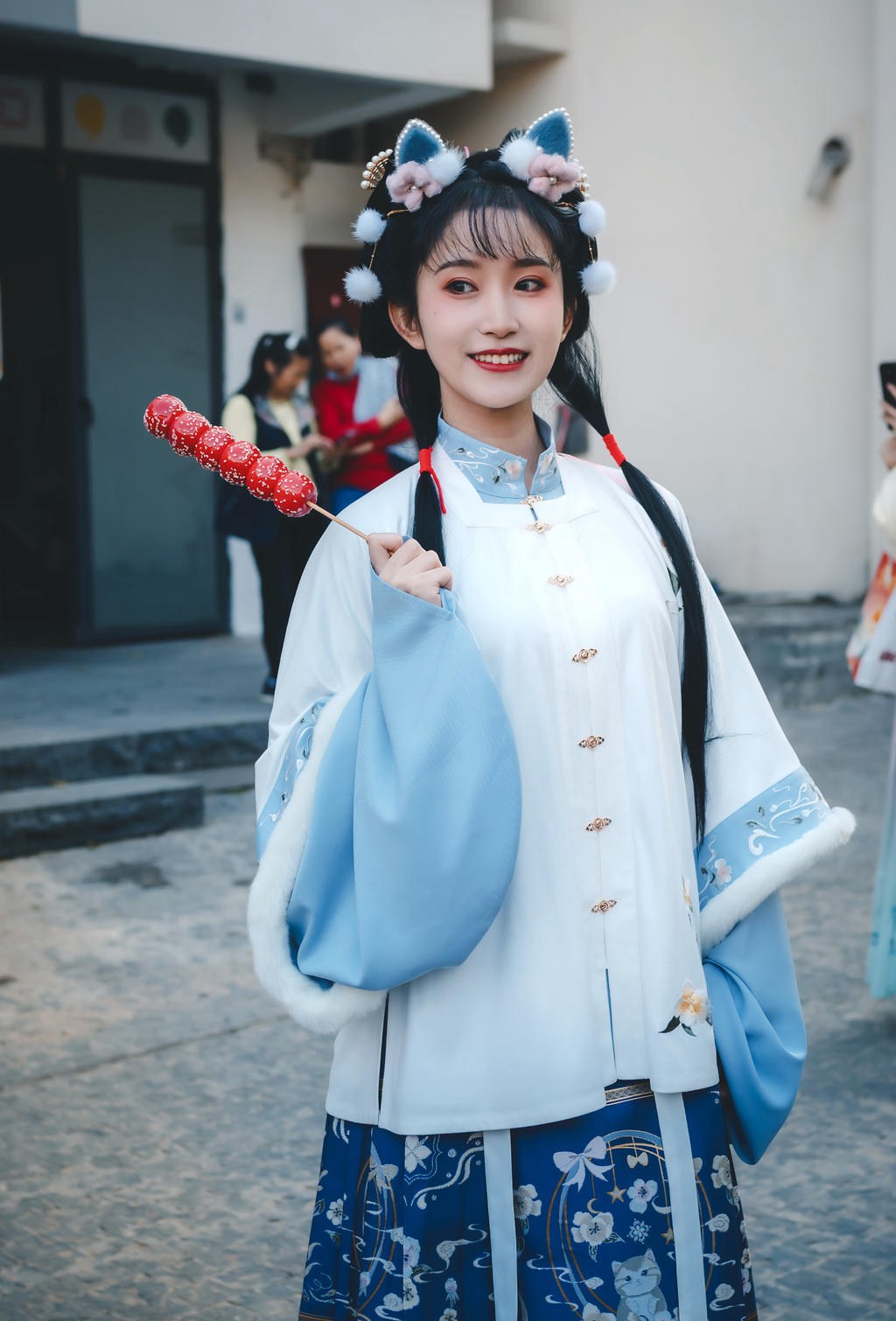 爱吃糖葫芦的汉服少女户外写真