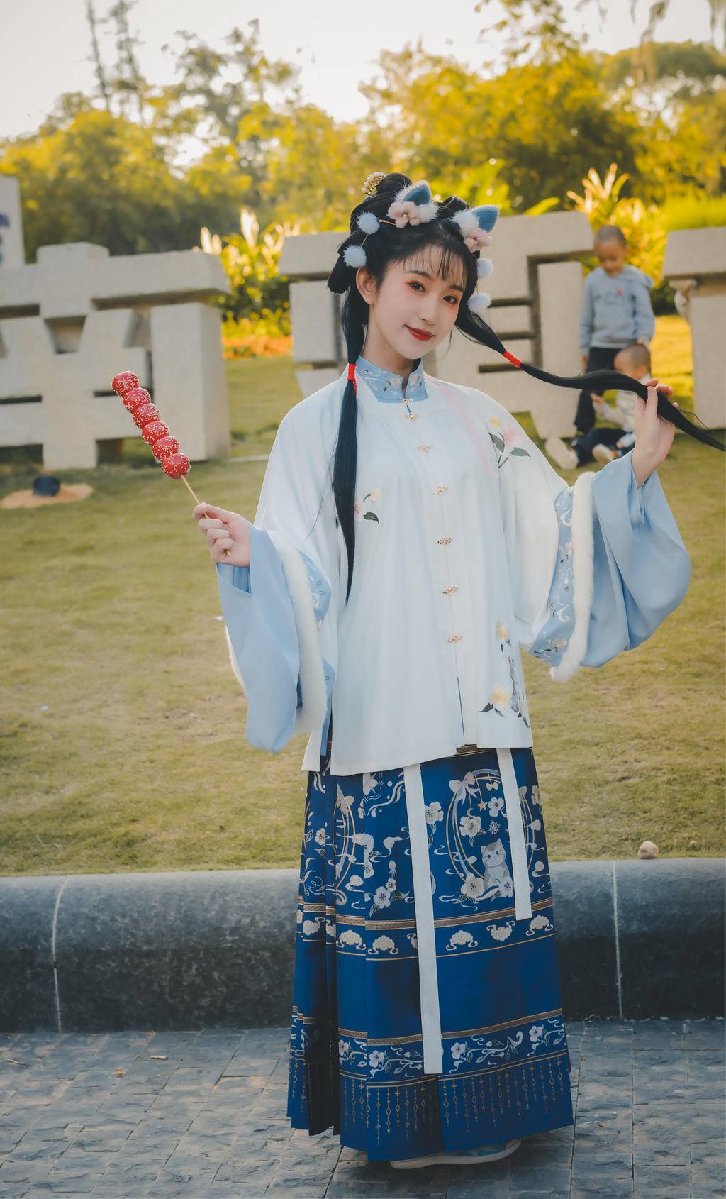 爱吃糖葫芦的汉服少女户外写真