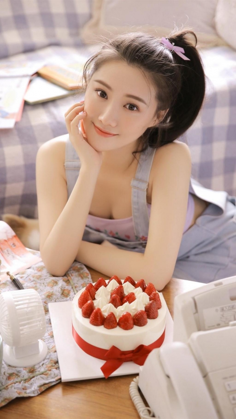 年轻女孩低胸吊带傲人上围套图