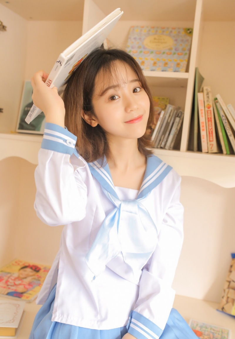 短发妹子水手制服青春活力写真