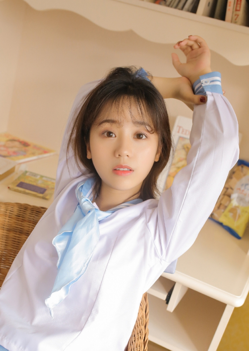 短发妹子水手制服青春活力写真