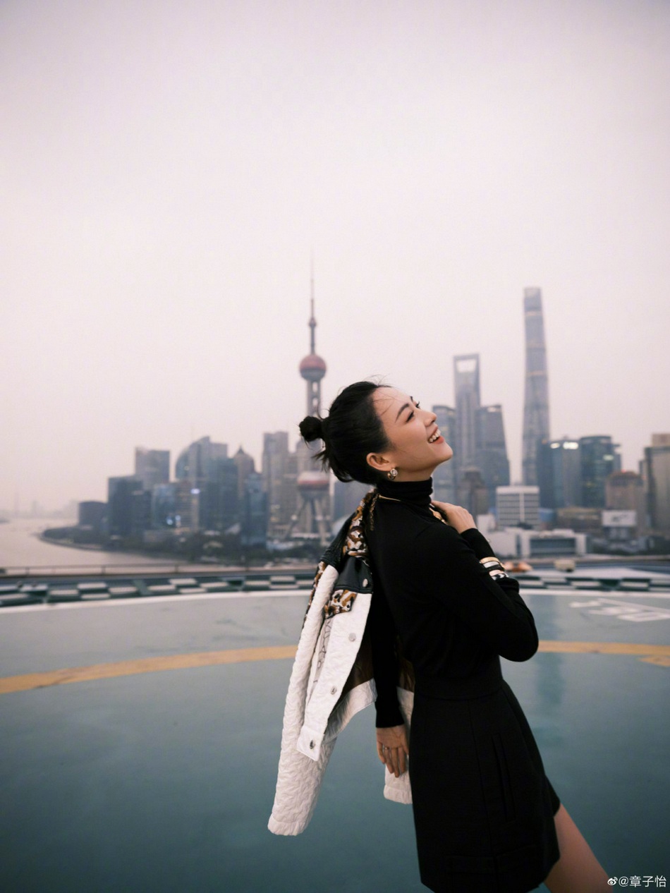 章子怡丸子头造型女王范十足写真