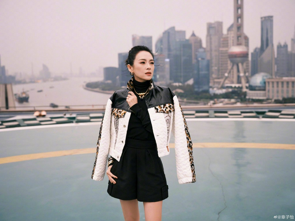 章子怡丸子头造型女王范十足写真