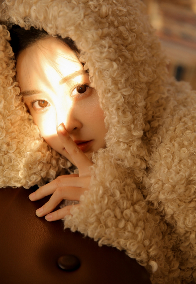 阳光下的元气少女美腿玉足图片