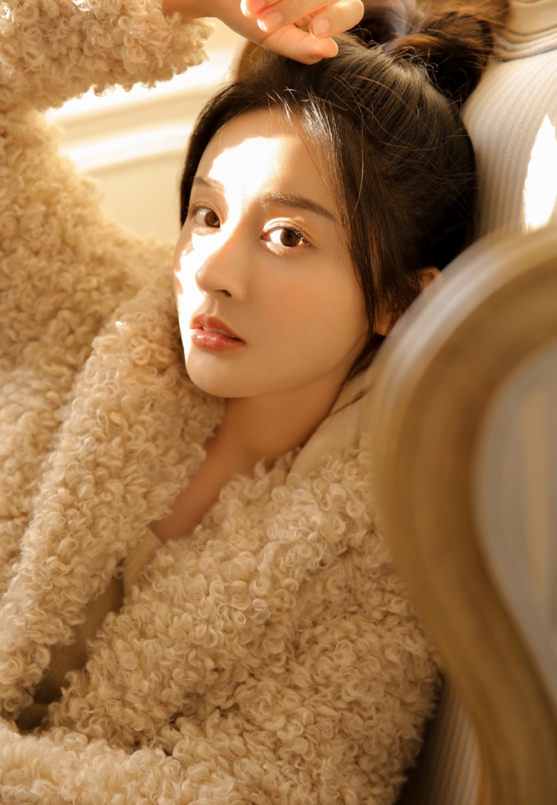 阳光下的元气少女美腿玉足图片