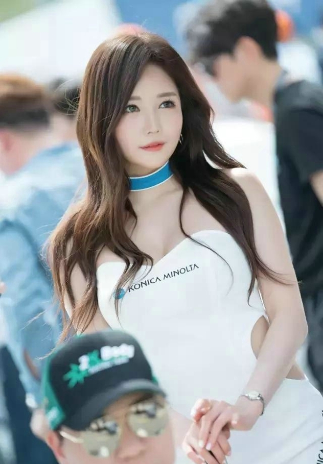 韩国美女车模前凸后翘车展私拍